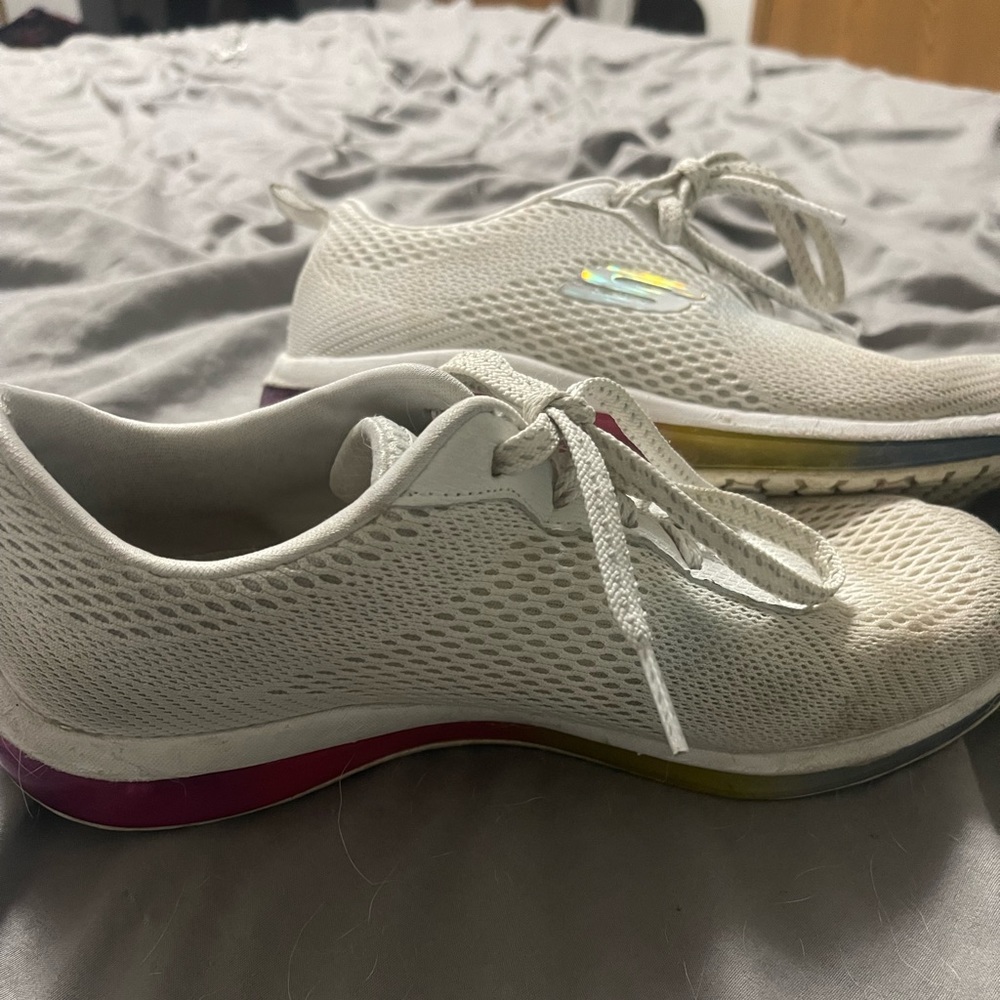 Size 6.5 womens sketchers shoes. Used like new could use some cleaning